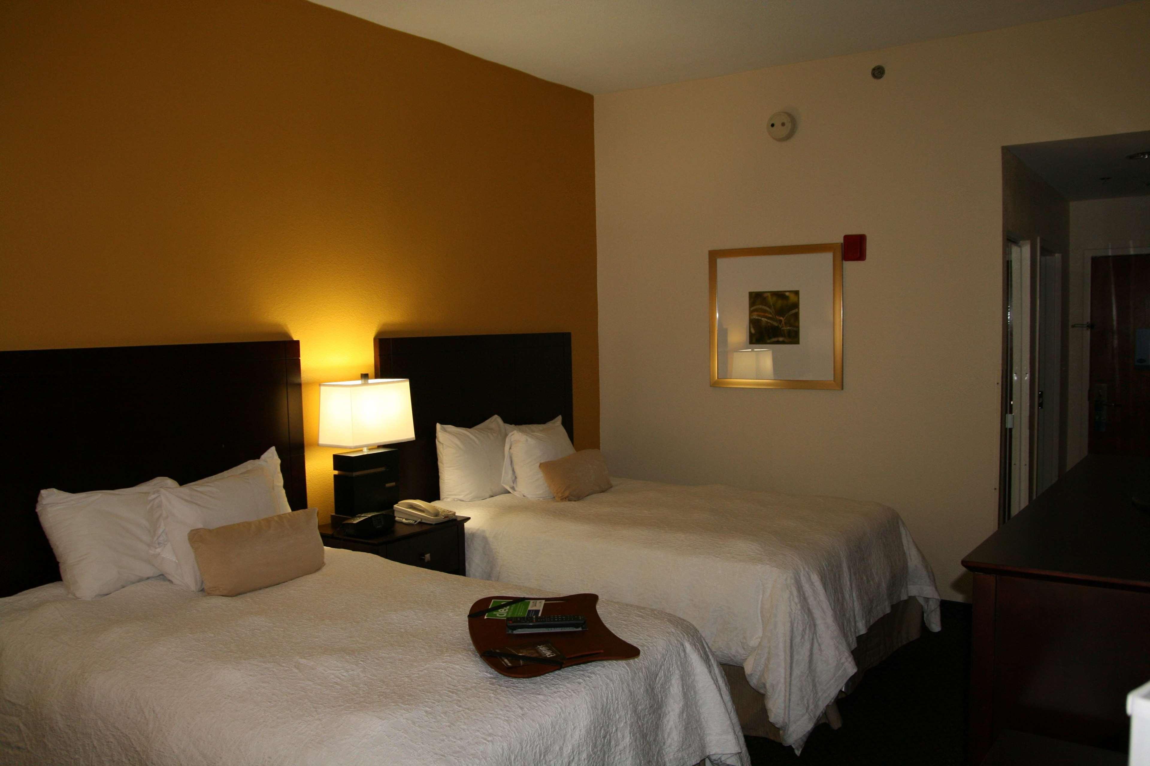 Hampton Inn Petersburg-Fort Gregg Adams Стая снимка